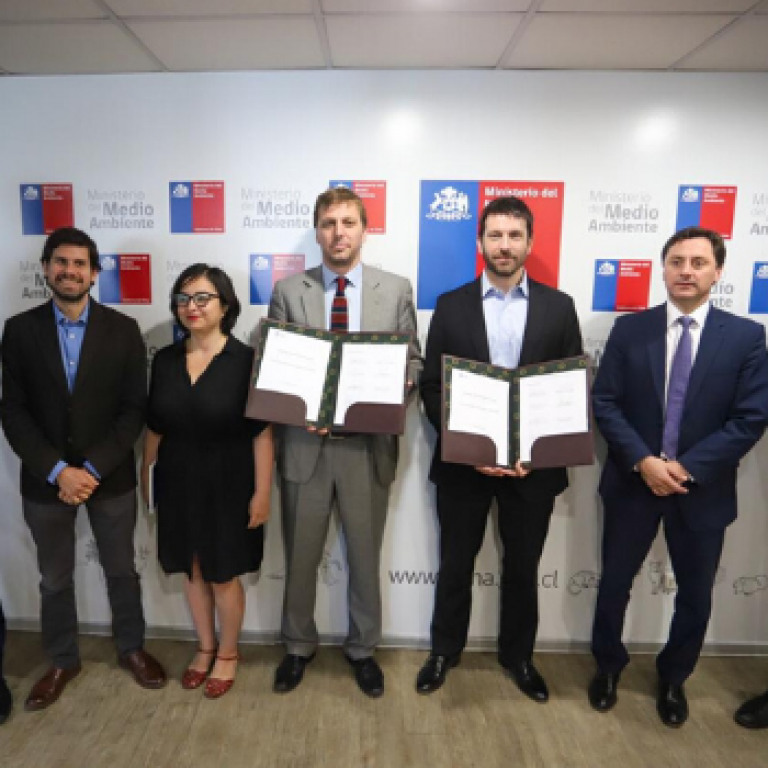 SOFOFA firma APL de eco-etiquetado junto al M. del Medio Ambiente, ASCC, SMA, SERNAC y AdC Circular